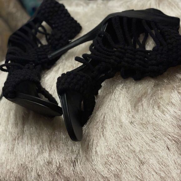 Privileged Crochet Knit Heels, SZ 9 - Picture 6 of 8